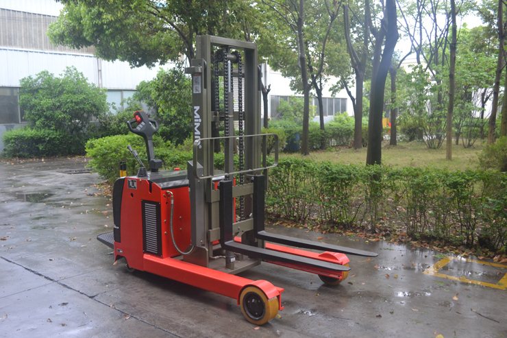 “湖南榮洲機械設備有限公司，移動式升降平臺價格，湖南升降貨梯，塑料托盤批發(fā)，固定式升降平臺，曲臂式升降平臺，汽車尾板，全電動叉車”