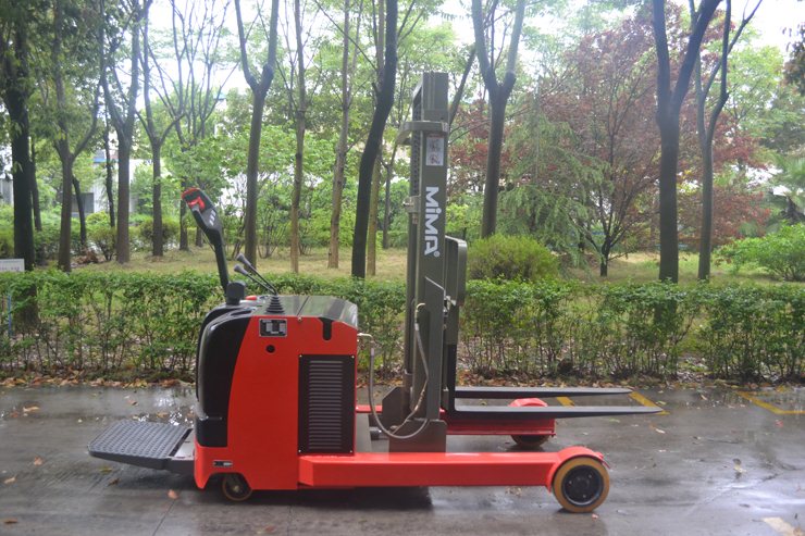 “湖南榮洲機械設備有限公司，移動式升降平臺價格，湖南升降貨梯，塑料托盤批發(fā)，固定式升降平臺，曲臂式升降平臺，汽車尾板，全電動叉車”