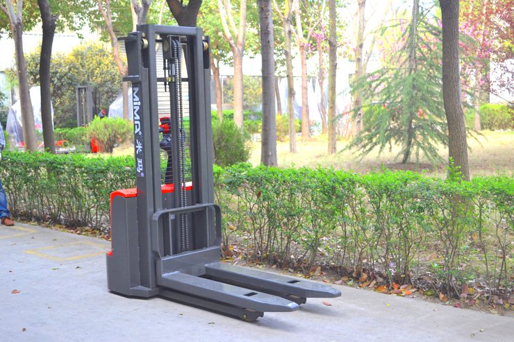 湖南榮洲機(jī)械設(shè)備有限公司,移動(dòng)式升降平臺(tái)價(jià)格,湖南升降貨梯,塑料托盤(pán)批發(fā),固定式升降平臺(tái),曲臂式升降平臺(tái),汽車(chē)尾板,全電動(dòng)叉車(chē) 湖南榮洲機(jī)械設(shè)備有限公司,移動(dòng)式升降平臺(tái)價(jià)格,湖南升降貨梯,塑料托盤(pán)批發(fā),固定式升降平臺(tái),曲臂式升降平臺(tái),汽車(chē)尾板,全電動(dòng)叉車(chē)