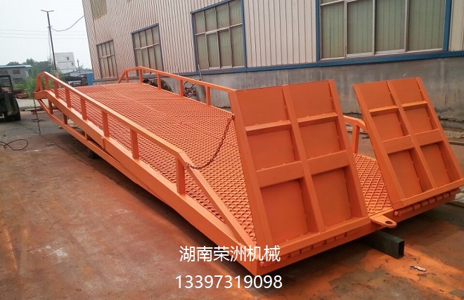 10T移動(dòng)式登車橋 10T移動(dòng)式登車橋